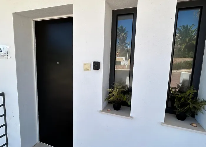 Villa Three Bedroom Sea View Townhouse *